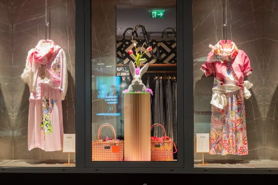 FRINK Damenmode Schaufenster — Kleider & Röcke
