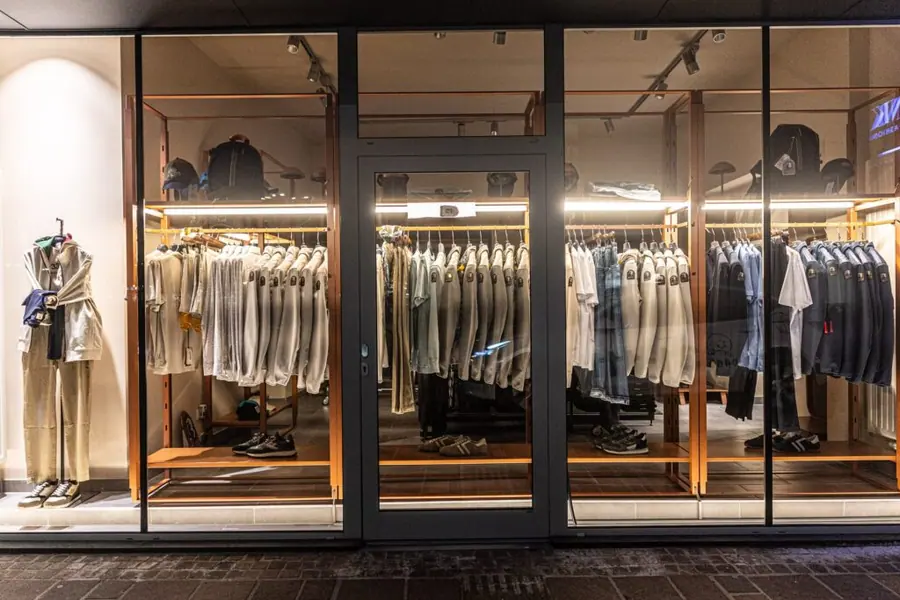 FRINK Herrenmode Schaufenster — Sakkos & Hemden