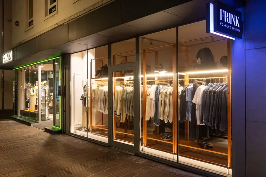 FRINK Herrenmode Außenansicht — Hosen & Denim
